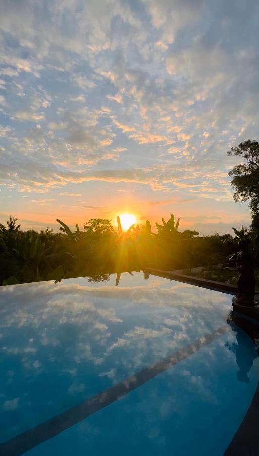 Готель Sunset Hill Lembongan Екстер'єр фото