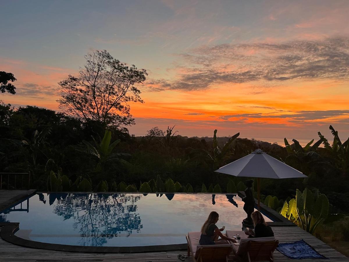 Готель Sunset Hill Lembongan Екстер'єр фото