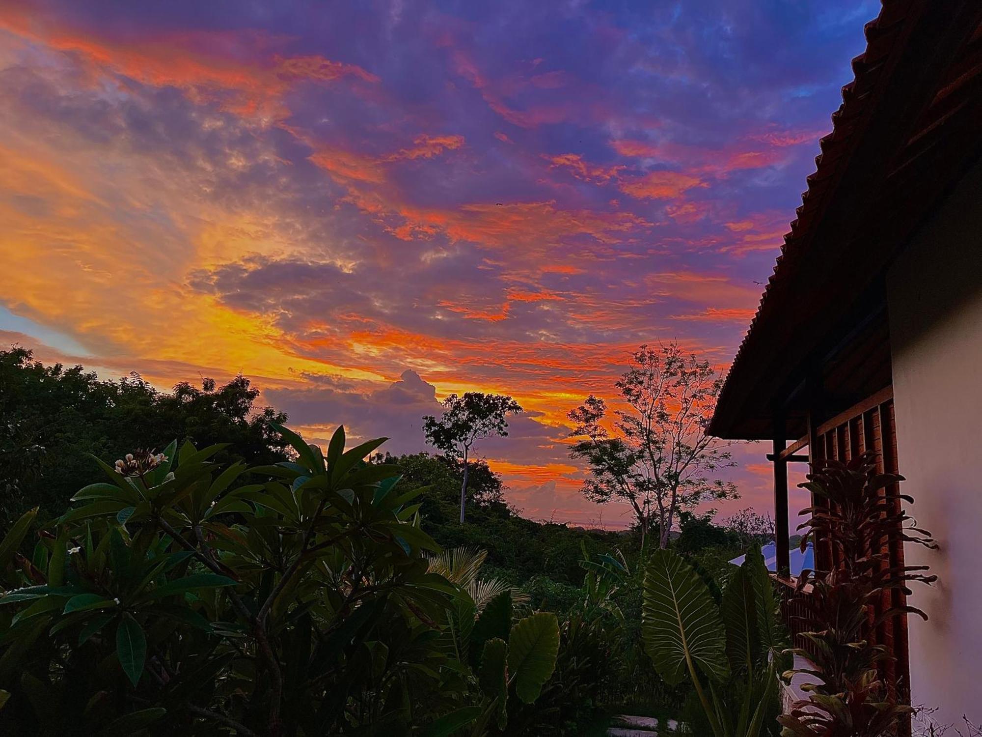 Готель Sunset Hill Lembongan Екстер'єр фото