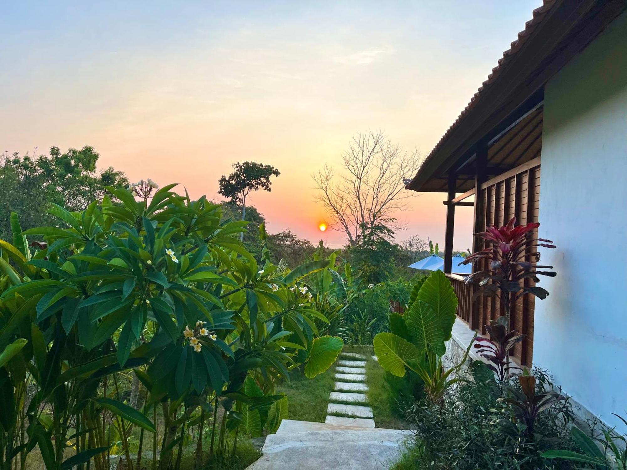 Готель Sunset Hill Lembongan Екстер'єр фото