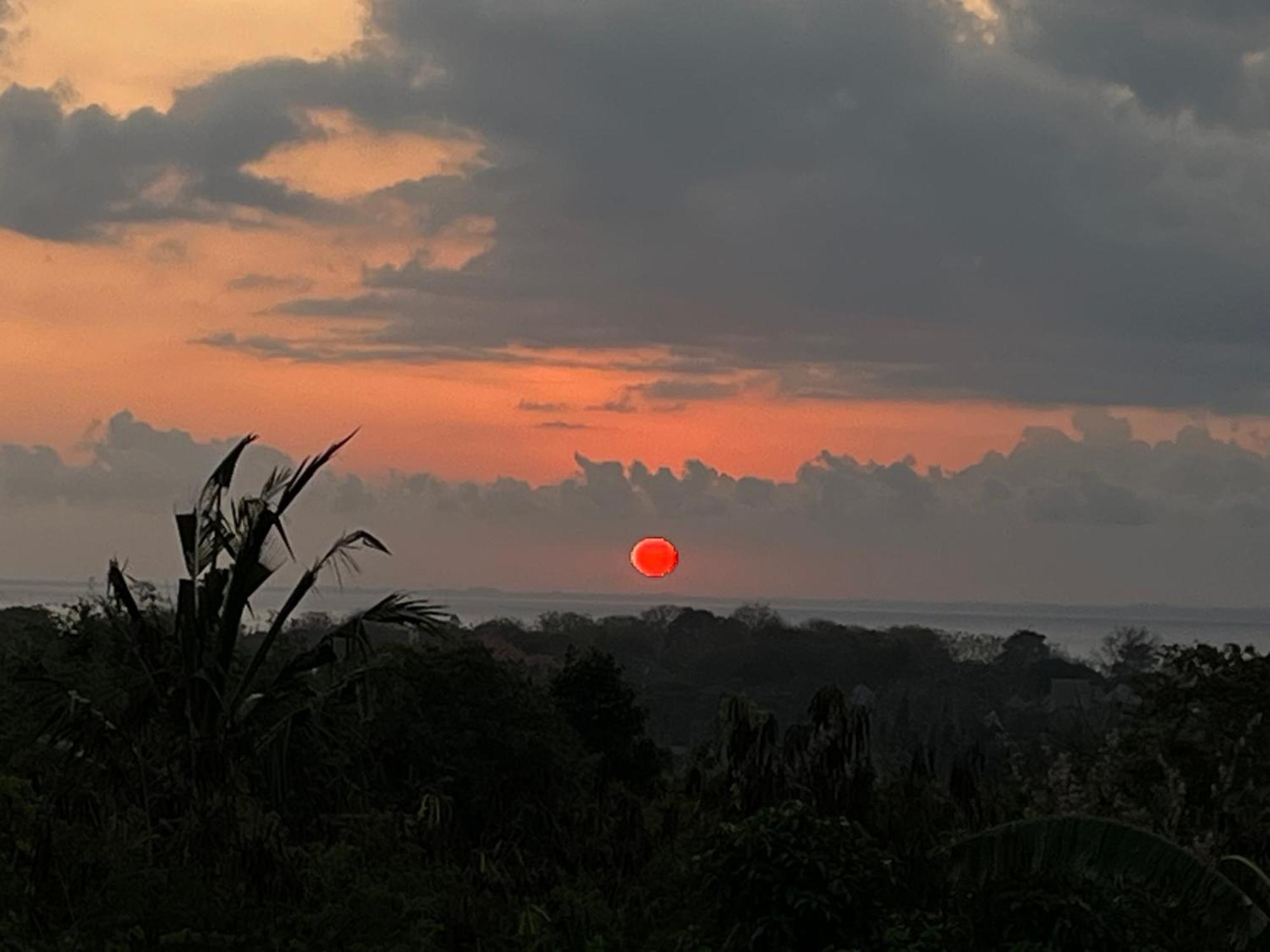 Готель Sunset Hill Lembongan Екстер'єр фото