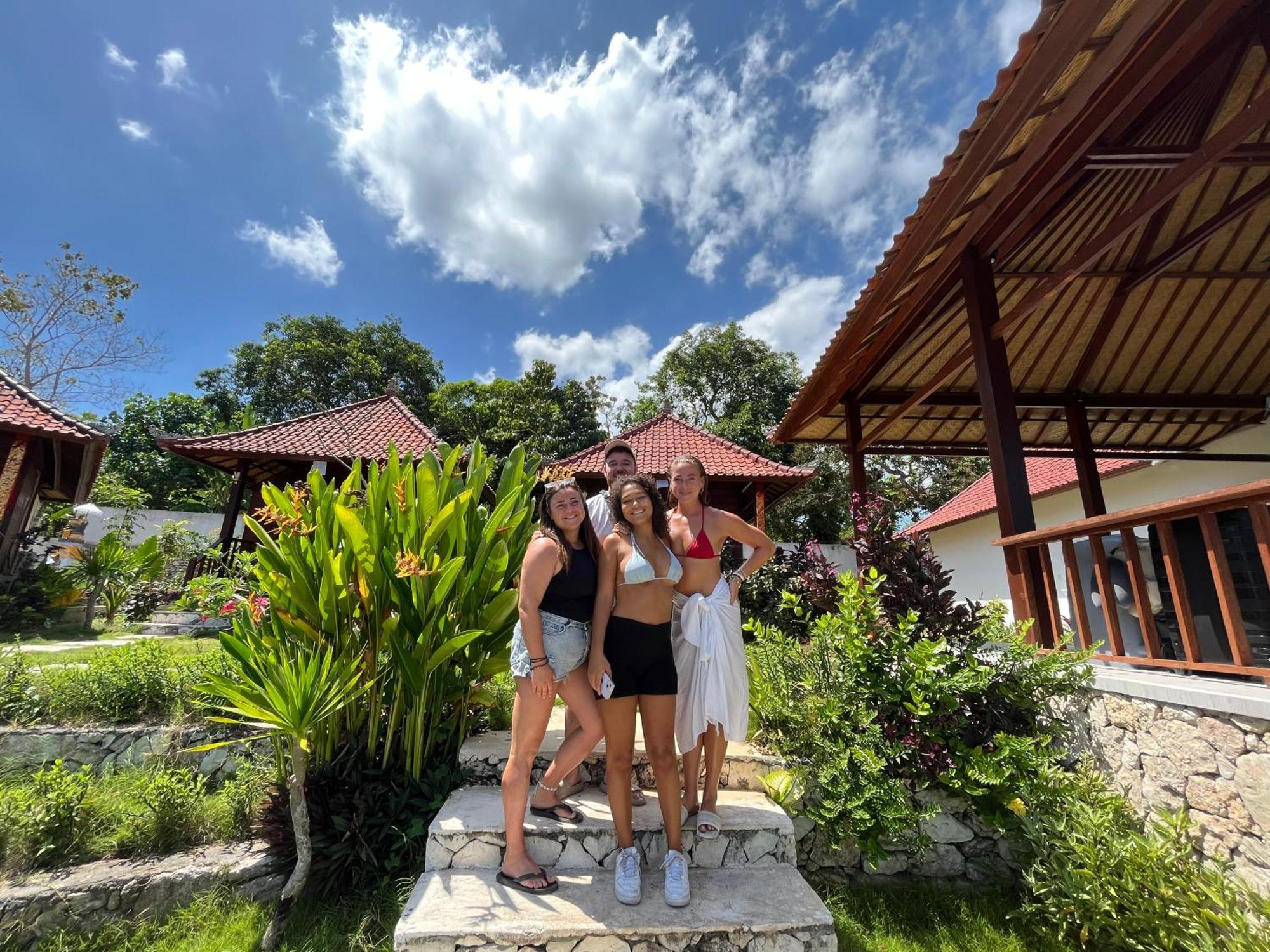 Готель Sunset Hill Lembongan Екстер'єр фото