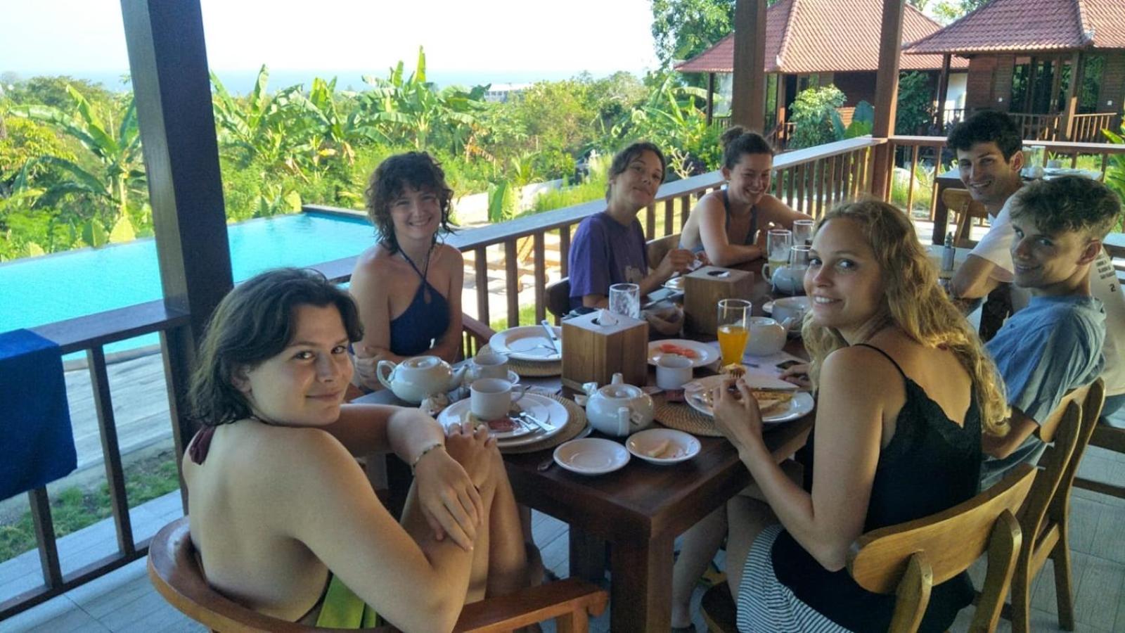 Готель Sunset Hill Lembongan Екстер'єр фото